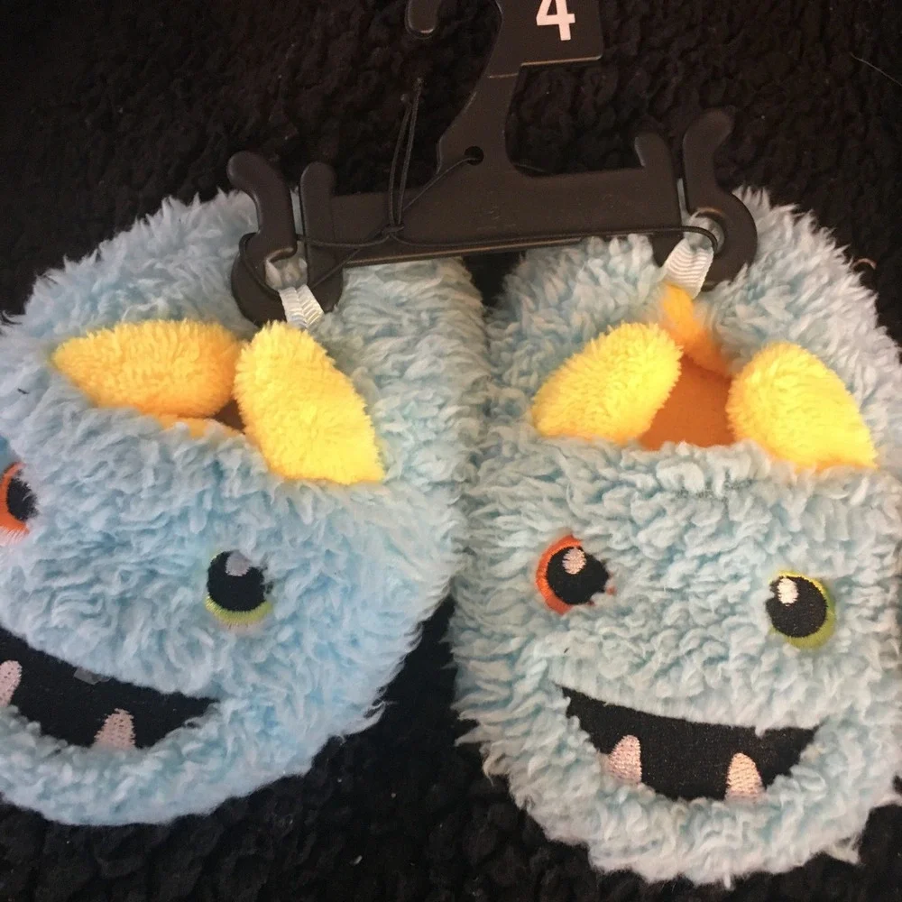 NWT Monster Feet slip on slippers no slip size 4 Baby‎ shoes